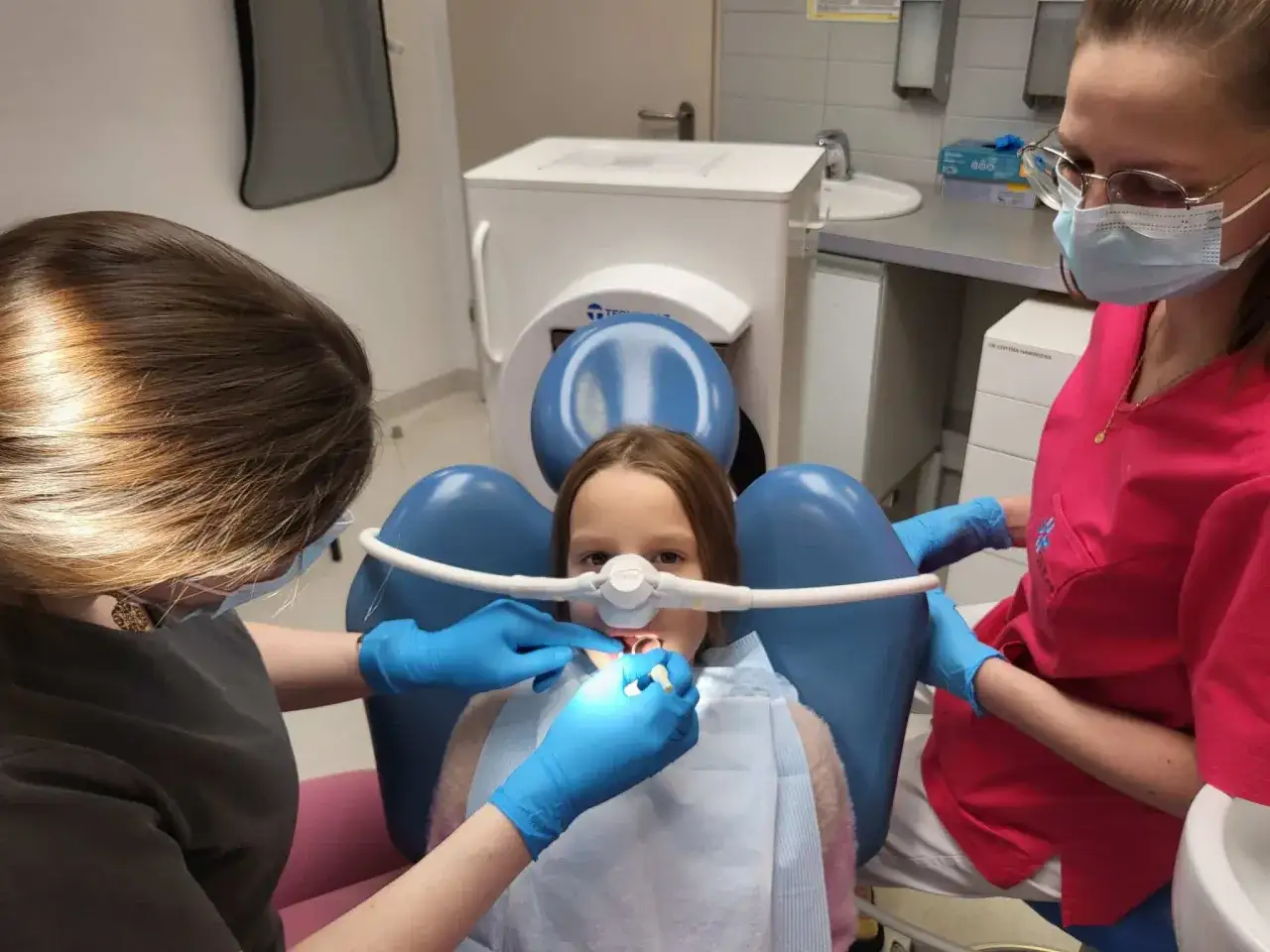 Dziecko u dentysty, z maską podtlenku azotu. Zastanawiamy się, jak długo działa ten