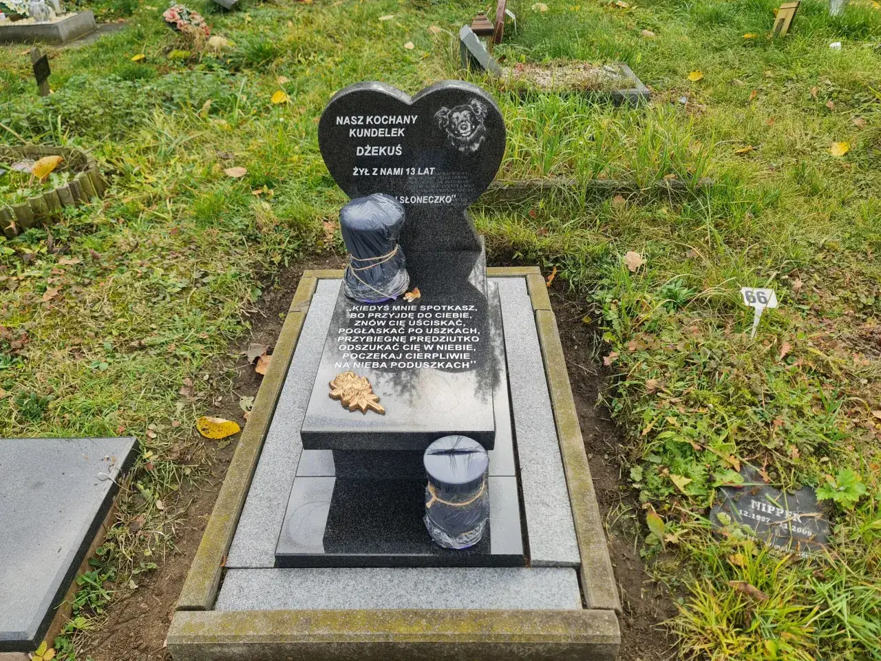 Nagrobek w kształcie serca dla ukochanego psa Dżekusia, który żył 13 lat. Wiersz mówi o tym, jak głęboko zakopać martwego psa, by go chronić.